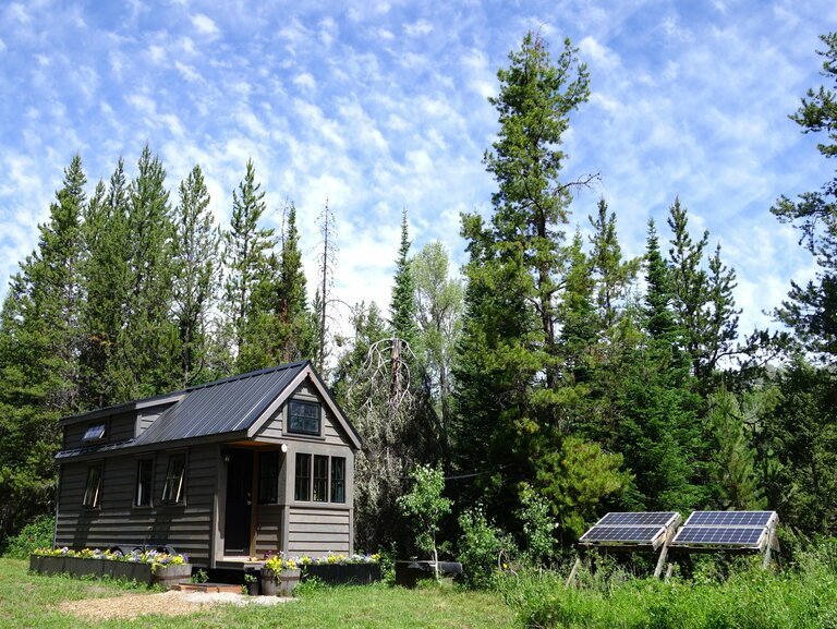 Tiny House mit Solaranlage im Garten